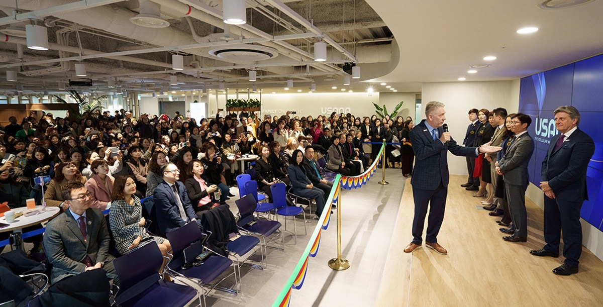 Celebrating the grand opening of the new offices in USANA Korea.